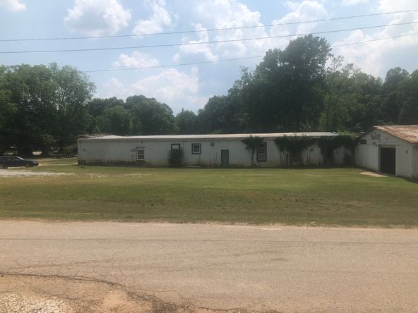 Maysville: 530 Sims St, Maysville, GA 30558